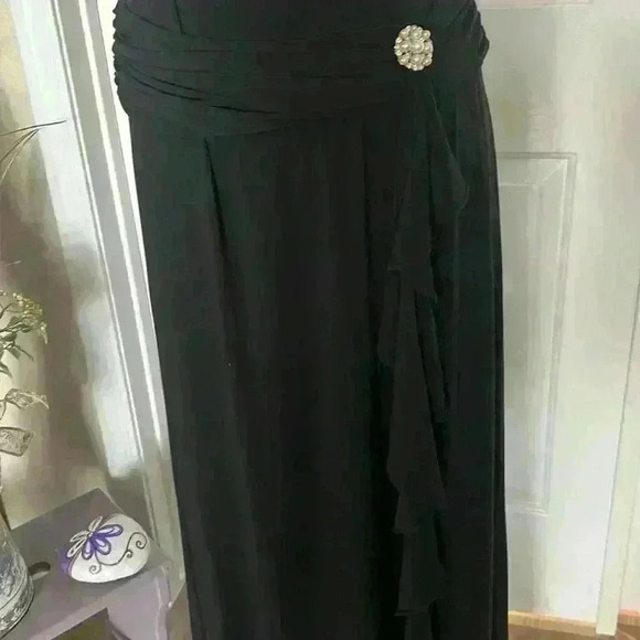 Dave and Jonny Black Long evening dress w/Pearls and Rhinestone detail. - Picture 5 of 16